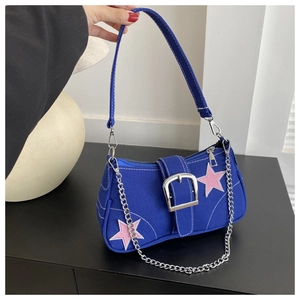 Détail du sac bandoulière en toile Y2K avec broderie étoile et chaîne argentée