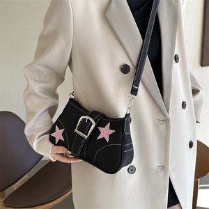 Sac bandoulière en toile noire avec étoiles roses et boucle argentée style Y2K