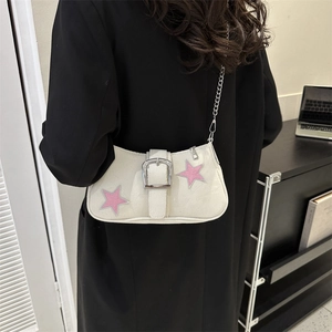 Sac sous le bras en toile avec étoiles roses et chaîne porté par un mannequin