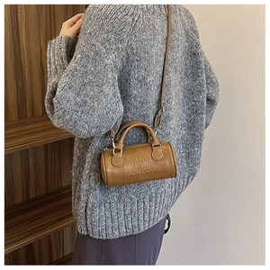 Borsa a tracolla cilindrica in pelle marrone con logo a rilievo e design compatto