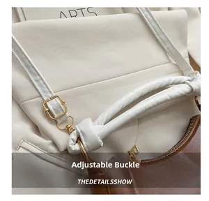 Détail de la boucle métallique dorée réglable sur la bandoulière du sac selle rétro