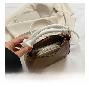 Vue détaillée d'un sac à main vintage montrant la capacité intérieure pour un portefeuille