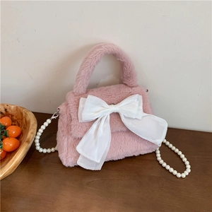 Sac à main doux en peluche rose avec grand nœud en résille et bandoulière en perles