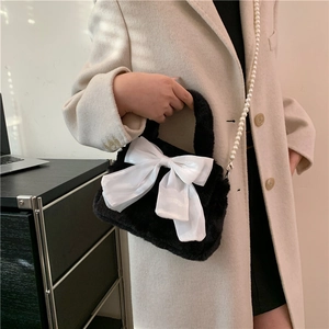 Sac à main doux en peluche noire avec grand nœud en satin blanc et chaîne en perles