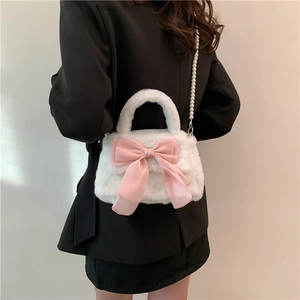 Sac à main en peluche blanche avec nœud en satin rose et bandoulière en perles
