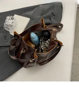Borsa tote in pelle caffè scuro con interno spazioso per ombrello e portafoglio