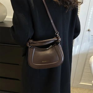 Sac bandoulière demi-lune marron chocolat avec lettrage doré TIDAL DRYNESS et nœud chic