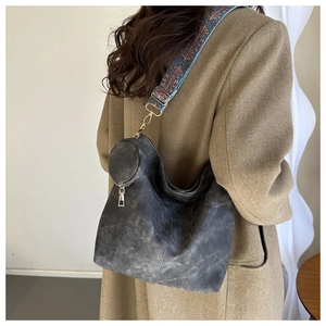 Détail du sac cabas gris anthracite vintage avec large bandoulière tissée géométrique