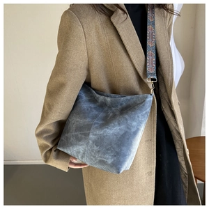 Détail du sac cabas gris vintage avec bandoulière large aux motifs géométriques