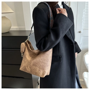 Détail du sac hobo vintage marron avec large bandoulière ethnique et mini porte-monnaie