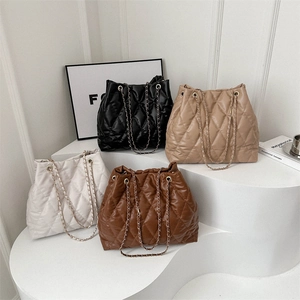 Fashion Women Quilted PU Leather Tote Bag Large Capacity Shoulder Bag With Metal Chain Strap Casual Daily Commute Handbag