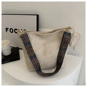 Détail du sac cabas beige avec large bandoulière jacquard et mini porte-monnaie