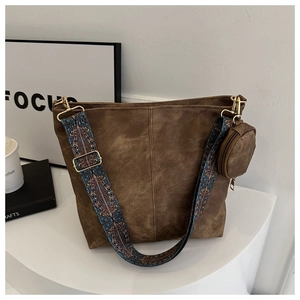 Grand sac cabas marron avec bandoulière ethnique bleue et petit porte-monnaie rond