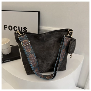 Détail du sac cabas noir mat avec bandoulière large ethnique et petit porte-monnaie