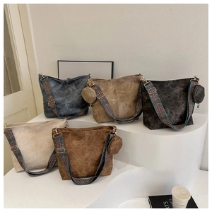 Grands sacs cabas colorés avec larges bandoulières brodées et petits porte-monnaie