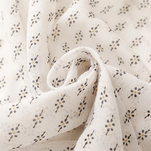 Detailaufnahme des weichen Schals mit Leinenhaptik und elegantem kleinen Blumenmuster