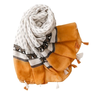 Langer Leinenschal mit ethnischen Mustern, gelben Fransen und luftiger Textur für Damen