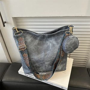 Sac fourre-tout rétro en denim lavé gris foncé avec large bandoulière géométrique
