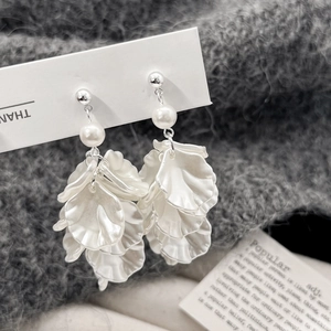 Boucles D'oreilles Pendantes Pétales Blancs Cuivré Argenté Fausse Künstliche Perle Style Français Élégant Pour Femmes