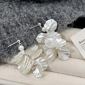 Boucles d'oreilles élégantes avec pétales argentés et finitions en résine blanc perle