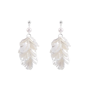 Détail de boucles d'oreilles à pétales blancs avec perles lisses et chaînes en argent pur