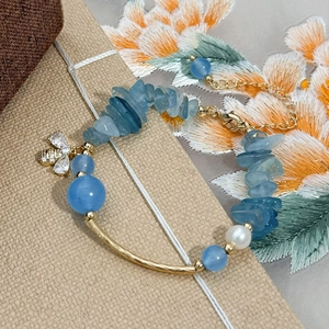 Bracelet en perles de cristal bleu et perle d'eau douce avec pendentif abeille dorée