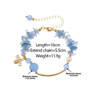 Vue détaillée du bracelet en pierres bleues avec perle et pendentif abeille