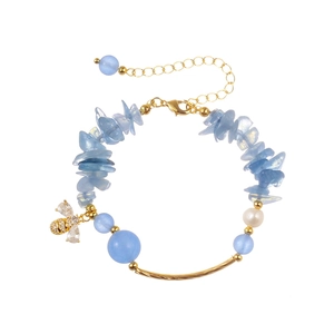 Bracelet en pierres naturelles bleues et perles d'eau douce avec un pendentif abeille doré