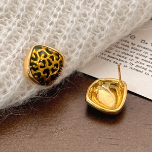 Irregular leopard print earrings with gold plating and geometric enamel finish
