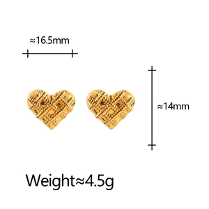 Vue détaillée des boucles d'oreilles cœur doré avec dimensions de 16,5 mm et 14 mm
