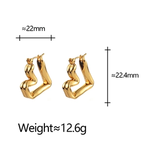 Golden geometric wave earrings detail with size 22mm measurements and weight specs