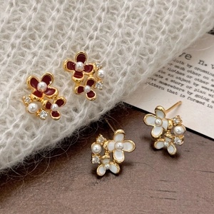 Élégantes boucles d'oreilles fleurs en émail blanc et rouge avec perles et base dorée