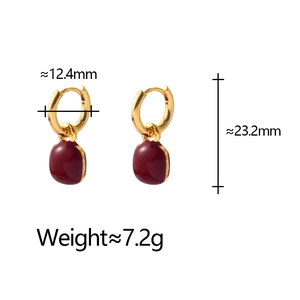 Orecchini a cerchio quadrati in smalto rosso scuro e oro con dettagli precisi di misura e peso