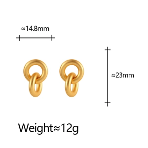 Boucles d'oreilles doubles cercles dorés mat avec dimensions de 23 mm de haut et 14,8 mm
