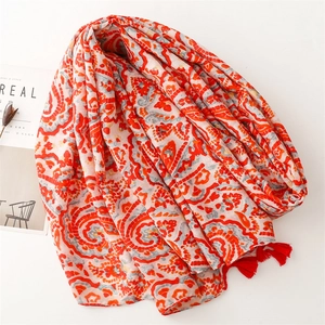Scialle etnico rosso con motivo paisley e nappe per protezione solare e viaggio