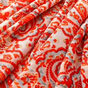 Vista ravvicinata del motivo Paisley e della trama del foulard in cotone e lino