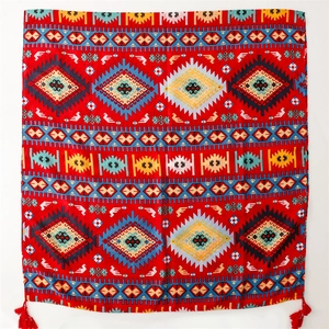 Châle bohème rouge avec motifs ethniques géométriques et détails de pompons élégants