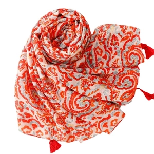 Scialle etnico rosso con motivi paisley e nappe su sfondo bianco per uno stile retrò