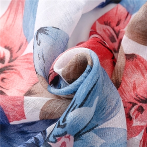 Vue macro détaillée de la texture fleurie sur un tissu en coton et lin respirant