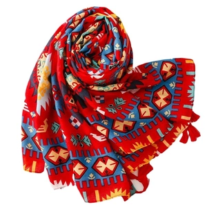 Écharpe bohème rouge à motifs géométriques et pompons en mélange de coton et lin doux