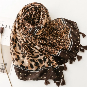 Écharpe léopard chic avec détails dorés et franges sur un fond stylé avec décor