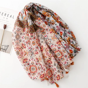 Châle bohème de protection solaire avec imprimé mandala orange et pompons