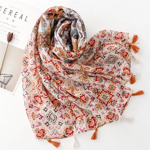 Gros plan du châle bohème de protection solaire avec motif mandala coloré et franges