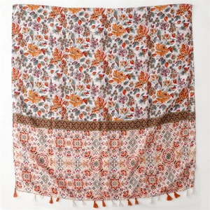 Écharpe bohème à fleurs avec motifs géométriques et franges roses et orange