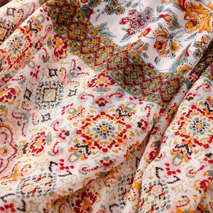 Détail macro du châle bohème avec motifs mandala complexes et imprimés floraux délicats