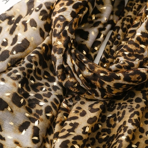 Vue macro d'imprimé léopard doré sur un foulard léger et doux de haute qualité
