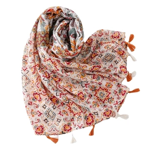Châle de protection solaire bohème avec motifs ethniques et pompons colorés sur blanc