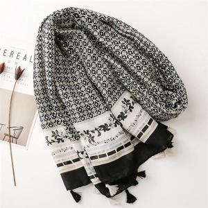 Details eines Vintage-Schals mit geometrischem Muster, floralen Prints und Fransen