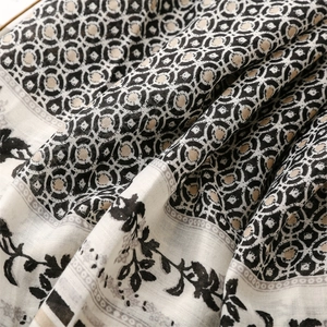 Detail eines weichen schwarz-weißen Baumwoll-Leinen-Schals mit geometrischen Mustern