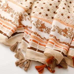 Detaillierte Textur des Baumwoll-Leinen-Schals mit Vintage-Blumenmuster und Fransen